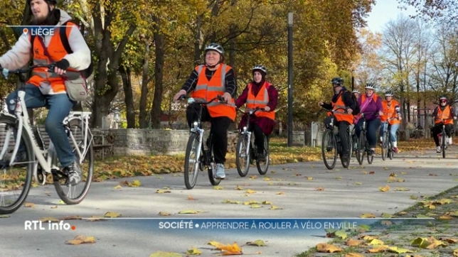 Le CPAS de Liège et l'association Pro Vélo ont lancé l'opération Vélo Solidaire. Pendant douze semaines, une quinzaine de participants apprennent ou reprennent à rouler en ville.