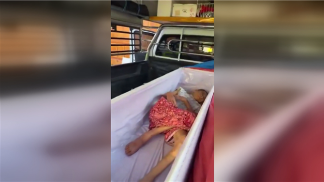 Une femme de 65 ans, déclarée morte à son domicile, a surpris sa famille en reprenant connaissance juste avant sa crémation dans un temple près de Bangkok.