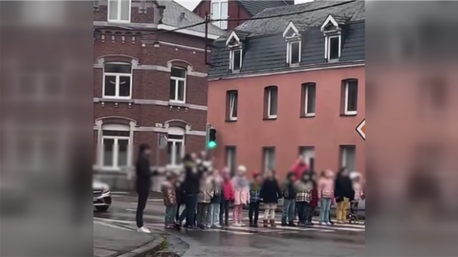 Des enseignants et des élèves d'une école de Huy manifestent pour la grève nationale sur la route.