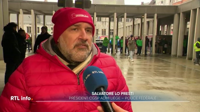 Certains policiers ont décidé de s'associer au mouvement de grève nationale aujourd'hui. Ils dénoncent notamment la réforme des pensions qui va les impacter, leur métier n'étant pas considéré comme dangereux. Ils pointent également le manque d'investissements dans les bâtiments.