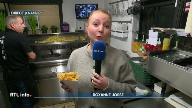 Une des mesures comprises dans l'accord budgétaire du gouvernement fédéral touche l'HORECA. La TVA sur les plats à emporter va passer de 6 à 12%. Cela concerne les sandwicheries ou encore les livraisons de repas. Comment le secteur réagit-il ? Réactions dans une friterie à Namur.