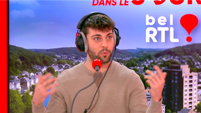 Invité sur bel RTL après son élimination, Mathieu, candidat belge du Meilleur Pâtissier, a partagé une anecdote cocasse sur les photos personnelles qui apparaissent sur les frigos de l’émission… dont une de sa mère en bikini.