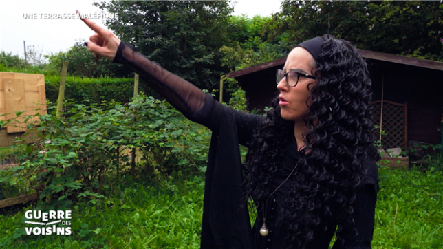 Depuis plus de deux ans, Ambrosia et Emmanuelle s’affrontent autour d’une terrasse jugée trop envahissante. Un litige de voisinage ponctué de recours en justice, de tensions quotidiennes… et d’une pointe de sorcellerie.