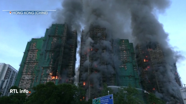 Au moins quatre personnes ont été tuées dans un incendie spectaculaire qui a ravagé plusieurs tours d'un complexe résidentiel de Hong Kong, mobilisant d'importants moyens de secours.