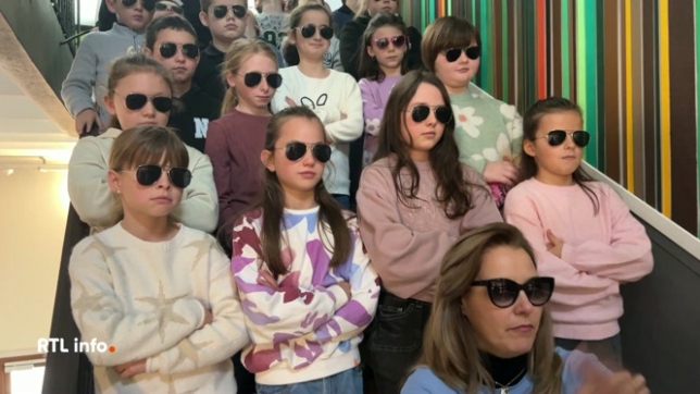 Les élèves de l'école Saint-Henri à Warneton font le buzz cette année grâce à leurs photos de classe très originales.