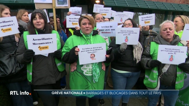 Les travailleurs du secteur privé se sont joints au mouvement, se rassemblant dans des dizaines d'endroits. Certains grévistes ont bloqué l'accès à des grandes surfaces et à des zonings. Ils ont installé des barrages pour distribuer des tracts et faire entendre leur voix.