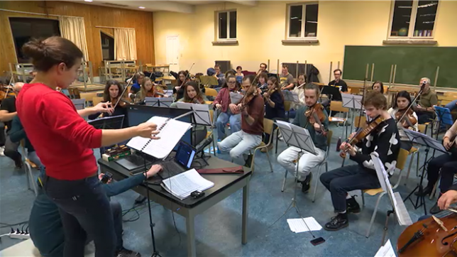 Dans le cinéma, on parle souvent des acteurs, des metteurs en scène, un peu moins des compositeurs de musique de films. Et pourtant certaines bandes originales sont devenues populaires, parfois même plus que les films. Gros plan ce soir sur ces musiques qui nous font vibrer, même en dehors des salles de cinéma.