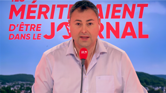 Acteur amateur depuis l’enfance, Charlie a été choisi par François Pirette pour participer à son nouveau spectacle. Un format inédit où la scène devient un miroir collectif, avec quinze citoyens devenus comédiens d’un soir.