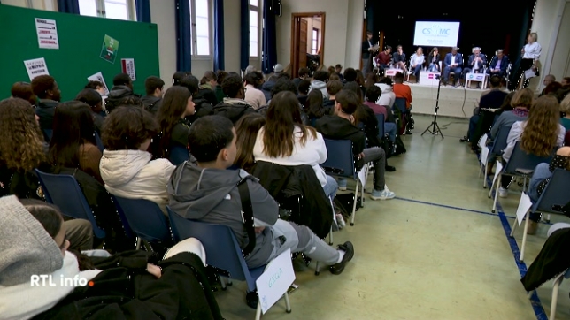 Une école secondaire d'Ixelles a organisé un débat entre élèves et représentants politiques, venus expliquer les mesures budgétaires du gouvernement de la Fédération Wallonie-Bruxelles.