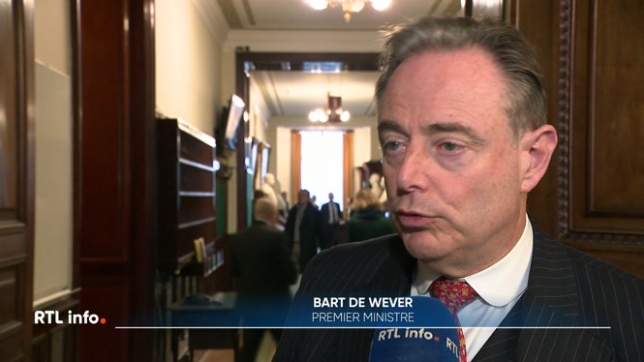 L'Union Européenne souhaiterait que notre pays débloque les avoirs russes gelés pour financer l'Ukraine. Le premier ministre Bart De Wever a réitéré son opposition et ses craintes dans un courrier envoyé à la présidente de la Commission Européenne.