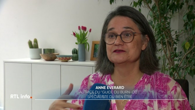 Les groupes WhatsApp permettent de s'organiser et de discuter à plusieurs, tant au niveau privé qu'au niveau professionnel. Mais ils peuvent devenir envahissants et représenter une vraie charge mentale, notamment pour les parents, submergés de messages parfois inutiles.