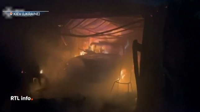 Kiev a été la cible dans la nuit de vendredi à samedi d'une nouvelle attaque de drones russes, quelques heures après que le président ukrainien Volodymyr Zelensky eut limogé son chef de cabinet, Andriï Iermak, bras droit extrêmement influent, à la suite d'une enquête anticorruption.