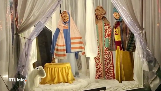 La nouvelle crèche, récemment installée sur la Grand-Place de Bruxelles pour les fêtes de Noël, est loin de faire l'unanimité. En cause: des personnages sans visage, réalisés à partir de simples tissus, qui rompent avec la tradition des représentations plus classiques.