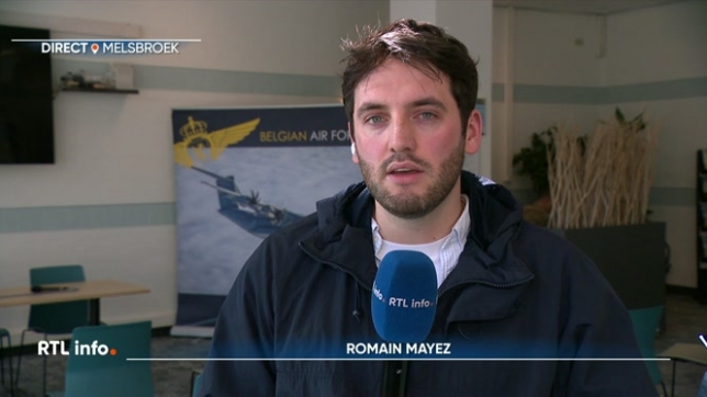 En direct de l'aéroport militaire de Melsbroek, Romain Mayez fait le point sur ce que l'on sait des circonstances de l'accident qui a causé le décès de Danfo Van Der Velden, 22 ans, en mission pour l'OTAN en Lituanie. Deux enquêtes seront menées, par la Défense et le Parquet national.