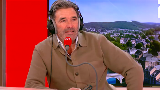 Invité dans l’émission Ils mériteraient d’être dans le journal sur bel RTL, Denis Van Weynbergh revient sur son exploit : 117 jours en mer, sans escale ni assistance. Une aventure qu’il retrace dans son livre Inclassable, marqué par une récupération physique longue et éprouvante.