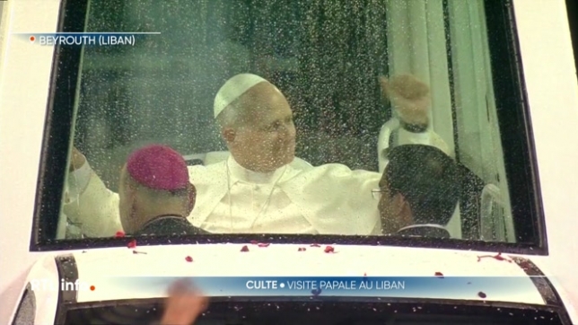 Le chef de l'Eglise est au Liban, il a appelé les Libanais au courage. Une visite qui est très suivie dans le pays.