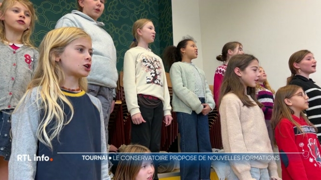 Le conservatoire de Tournai s'ouvre à de nouvelles variétés de musique. Les formations classiques côtoient des formations plus modernes. Le conservatoire propose un pôle variété qui comprend des cours de guitare électrique et de chant chorale pop.
