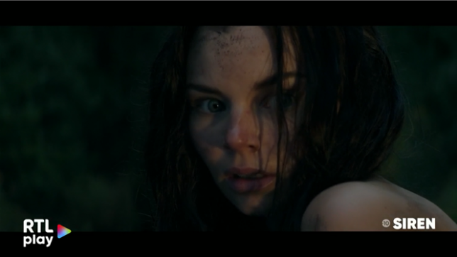 Plongez dans l’univers sombre de Siren, où la légende des sirènes prend une tournure inquiétante. À Bristol Cove, l’arrivée d’une mystérieuse jeune femme réveille un mythe redouté. Les frontières entre l’Homme et la mer s’effacent… et le danger monte. La série est disponible sur RTL Play.