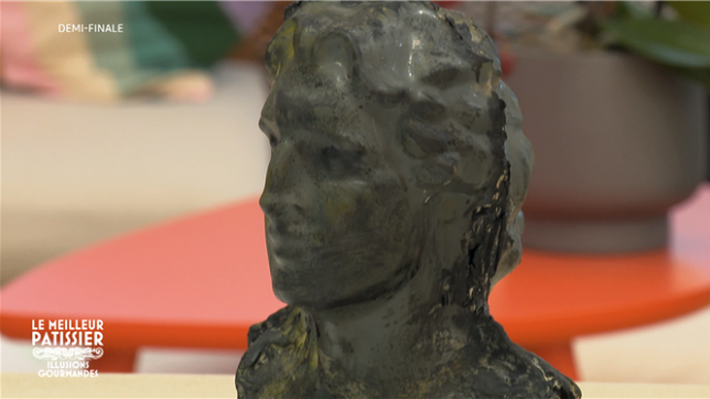 Pour sa première victoire dans la compétition, Adrien a misé sur un trompe-l’œil audacieux : un buste antique en chocolat, aussi réaliste que gourmand, qui a séduit l’ensemble du jury.