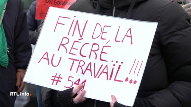 Une paralysie politique qu'ont voulu dénoncer quelques 200 manifestants dans les rues de la capitale. Des citoyens, membres du collectif  Respect Brussels, qui se dit apolitique, et qui tenait surtout à rappeler l'urgence de former un exécutif.