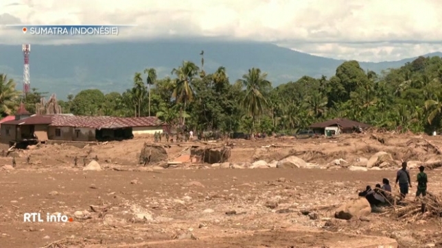 On parle de plus de 1.000 morts et plusieurs centaines de disparus au Sri Lanka et en Indonésie, en particulier sur la grande île de Sumatra. Des inondations provoquées par des pluies torrentielles dans la région, déjà en pleine période de mousson.