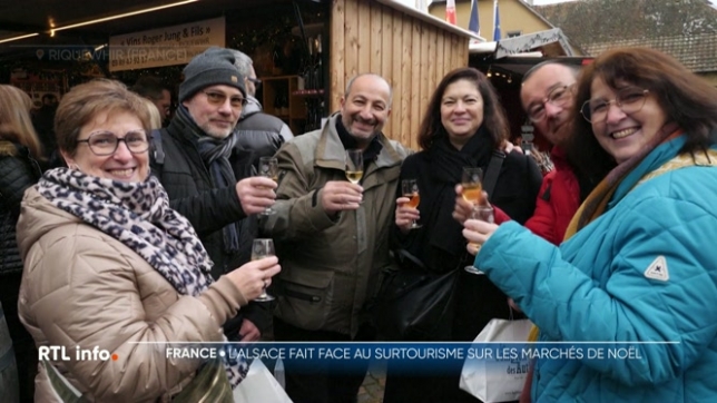 La saison des marchés de Noël est lancée et notamment en Alsace où ils sont devenus une véritable tradition. Des événements qui attirent de plus en plus de touristes. Dans certaines communes, les autorités doivent donc trouver des solutions pour gérer cet afflux.