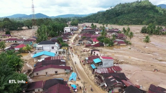 Un chiffre illustre l'ampleur des inondations qui ont frappé l'Asie du Sud-Est : un million et demi de personnes sont sinistrées à Sumatra, soit l'équivalent de la population de toute la province de Hainaut. Le bilan dépasse les 1 200 morts, dont plus de 700 sur l'île.