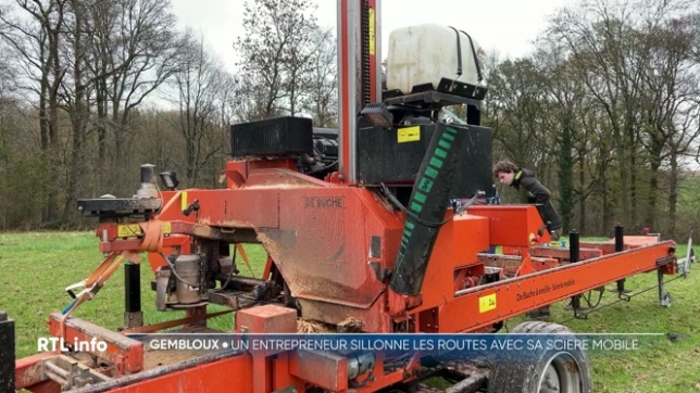 Alexandre Buche a fait le choix d'allier passion du bois, circuits courts et mobilité. Il sillonne sa région avec sa scierie mobile, qui lui permet de transformer les arbres directement chez leurs propriétaires. Une manière simple, locale et durable de valoriser la ressource forestière.