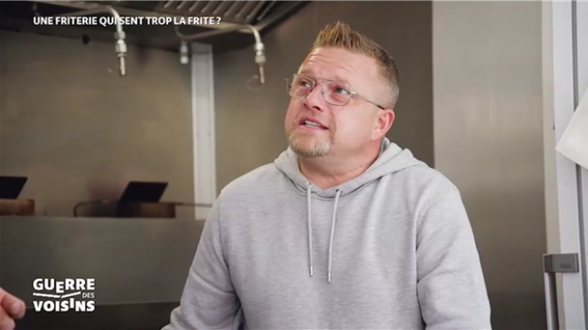 Depuis l'ouverture de sa friterie devant chez lui, Jérôme fait face à une opposition tenace de sa voisine, qui dénonce des nuisances olfactives et de stationnement. Malgré plusieurs fermetures imposées par la justice, il garde espoir de relancer son activité.