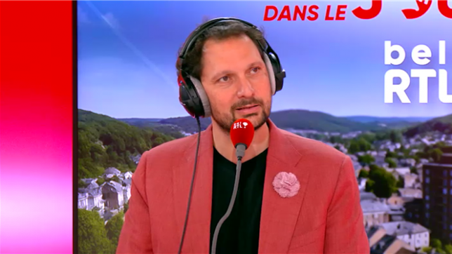 Le magicien et humoriste Eric Antoine était l’invité de bel RTL pour parler de son Dictionnaire jubilatoire de la magie et de l’illusion. L’occasion pour lui de dévoiler quelques coulisses des spectacles d’hypnose… et de répondre à la question : Messmer utilise-t-il des complices ?