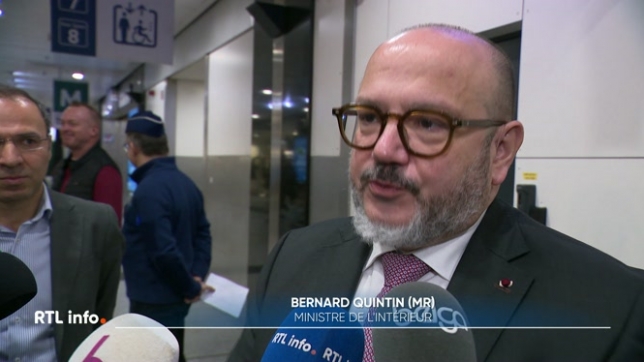 Il y a un an, un commissariat de police était inauguré au coeur de la Gare de Bruxelles-Midi. 20 policiers arriveront en renfort dès demain mais un premier bilan est tiré : le nombre de petits délits est en baisse. Les explications de Bernard Quintin, ministre de l'Intérieur.