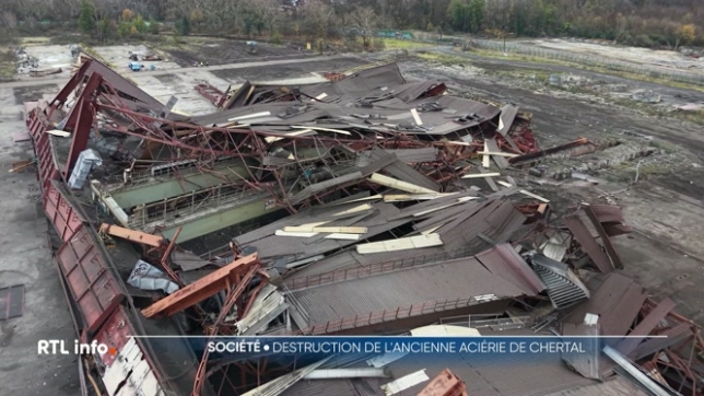 Il était l'un des derniers symboles de la sidérurgie wallonne: le dernier bâtiment de l'aciérie de Chertal, à Oupeye, a été détruit ce matin.
