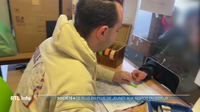 A l'approche de l'hiver, les Restos du coeur connaissent de plus en plus d'affluence. Une tendance inquiétante se confirme: de plus en plus de jeunes fréquentent ces restos. Devant souvent payer des loyers importants, ils ont moins d'argent pour se nourrir.