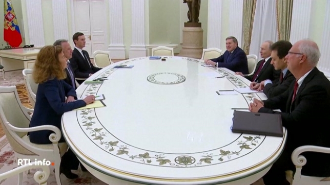 Même si la réunion d'hier entre l'émissaire américain Steve Witkoff et le président russe Vladimir Poutine n'a rien donné, Kiev et Moscou se disent prêts à poursuivre leurs pourparlers. Certains points font encore débat tandis que l'armée russe continue de progresser en Ukraine.