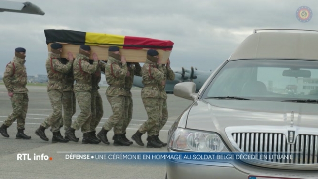 Le corps de Danfo Van der Velden, militaire belge de 22 ans qui a perdu la vie lors d'un exercice de tir de mortier en Lituanie, a été rapatrié aujourd'hui en Belgique. Des cérémonies d'hommage ont eu lieu à Vilnius et à l'aéroport de Melsbroek.