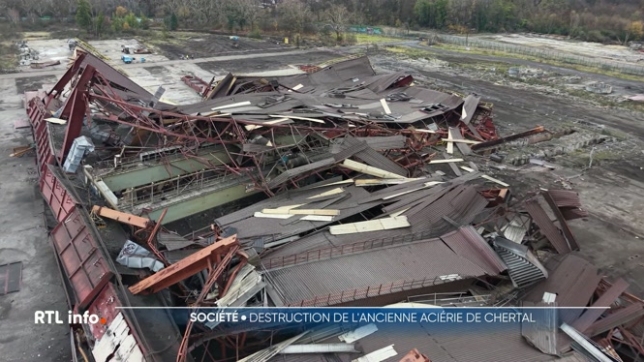 Symbole de la sidérurgie wallonne, le dernier bâtiment de l'aciérie de Chertal situé à Oupeye a été détruit, ce matin. Le site, très bien situé, est maintenant disponible pour d'autres projets.
