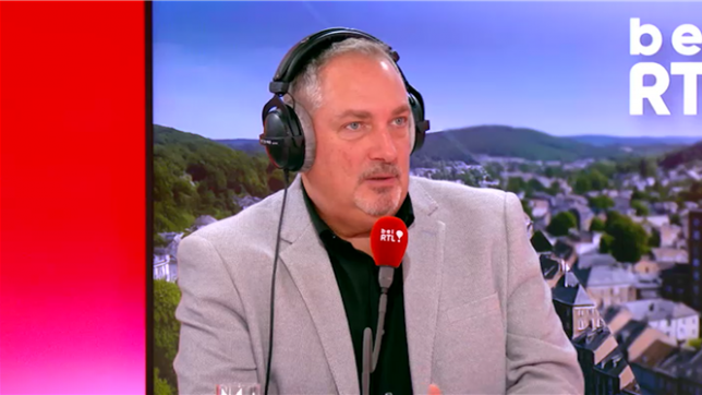 Invité de Benjamin Maréchal sur bel RTL, l’hypnotiseur québécois est revenu sur une démonstration bluffante réalisée mercredi 3 décembre à Bruxelles, où il a plongé le DJ belge Henri PFR dans un état de catalepsie.
