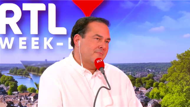 Fils du flamboyant roi Farouk, Fouad II a été proclamé roi alors qu’il n’était qu’un nourrisson. Septante-deux ans après la chute de la monarchie, il incarne encore la mémoire d’une Égypte fascinante et révolue.