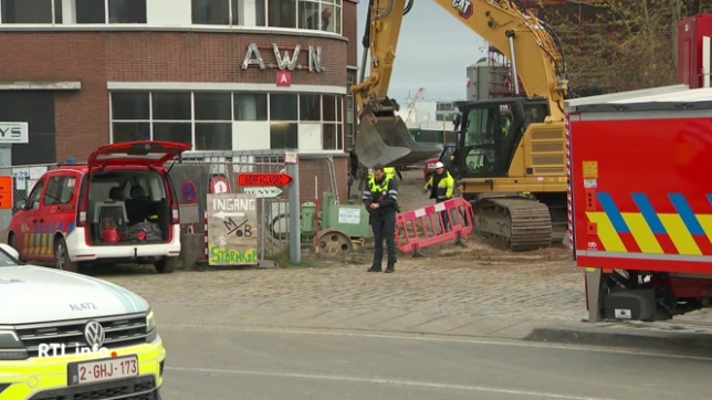 Un entrepôt situé sur la Droogdokkenweg à Anvers s'est partiellement effondré vers midi. Deux ouvriers se trouvaient sur place. L'un est mort et l'autre dans un état grave.