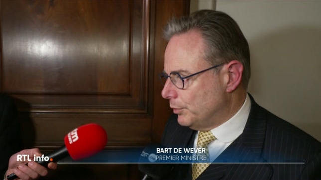 Le premier ministre est revenu à la Chambre sur la volonté de la Commission Européenne de saisir les avoirs russes gelés, stockés en Belgique. Bart De Wever craint des représailles de Moscou envers notre pays.