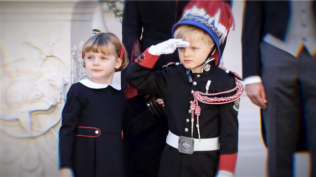 Entre vie d’écolier et responsabilités royales, le prince Jacques grandit sous les yeux des Monégasques. Discret et longtemps timide, il prend peu à peu de l’assurance, aux côtés de son père le prince Albert II, et se familiarise avec les codes de son destin princier.