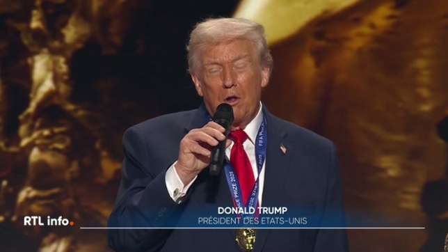 Le tirage au sort des matches de la coupe du monde 2026 a lieu, en ce moment, à Washington. Un moment important auquel assiste le président américain en personne. Et à défaut d'avoir reçu le prix Nobel de la Paix, Donald Trump s'est vu remettre le premier Prix de la Paix de la FIFA.