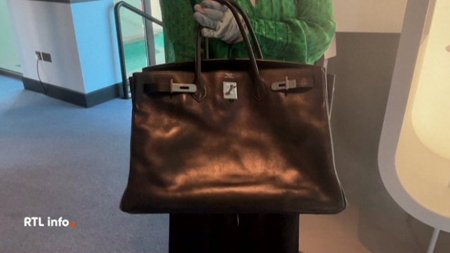 Offert par Hermès en 2003 à celle qui avait inspiré le modèle, le sac s'est vendu 2,45 millions d'euros après 11 minutes de bataille entre six collectionneurs, prêts à tout pour acquérir cet objet usé, griffonné par l'artiste.
