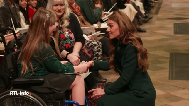 Hier soir, la princesse Kate a réuni 1.600 invités pour un concert de chants de Noël à l'abbaye de Westminster. Une tradition qui rassemble chaque année la famille royale, dans un décor féerique et un message fort cette année sur l'amour et la solidarité.