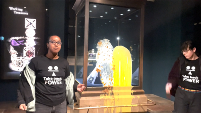 Londres : des militants aspergent les joyaux de la couronne de crumble et de crème anglaise