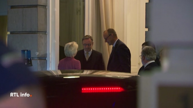 La Belgique refuse toujours de donner son accord pour débloquer les avoirs russes gelés dans nos banques. Hier, Bart De Wever a exprimé les craintes belges à la présidente de la Commission européenne et au chancelier allemand. Un consensus doit être trouvé d’ici le 18 décembre prochain.