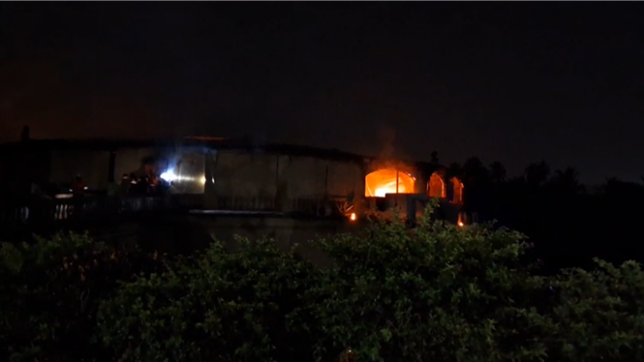 L’ouest de l’Inde a été le théâtre d’un drame dans la nuit de samedi à dimanche. Une discothèque située dans un hôtel a pris feu dans des circonstances qui restent à déterminer. Selon les autorités locales, l’établissement ne possédait pas des autorisations nécessaires. Une enquête a été ouverte.