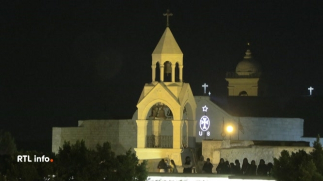 Bethléem célèbre enfin Noël après deux ans d'annulation liés à la guerre à Gaza. La ville a rallumé ses lumières et inauguré son grand arbre devant la basilique, symbole d'espoir malgré un contexte fragile.