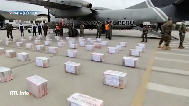 Au Pérou, plus de 3,4 tonnes de cocaïne de haute pureté ont été découvertes dans des caisses de bananes destinées à la Belgique. La drogue était cachée dans des fruits à l’export. Un suspect a été arrêté.
