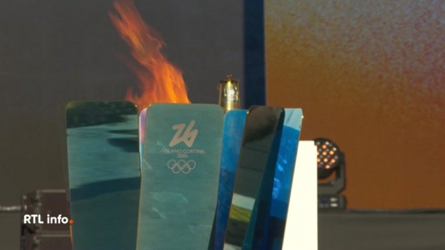 La flamme olympique des JO d'hiver 2026 a débuté son périple à Rome. Portée d'abord par Gregorio Paltrinieri au Stadio dei Marmi, elle parcourra 12.000 km et 300 villes avant d'arriver à Milan le 5 février.